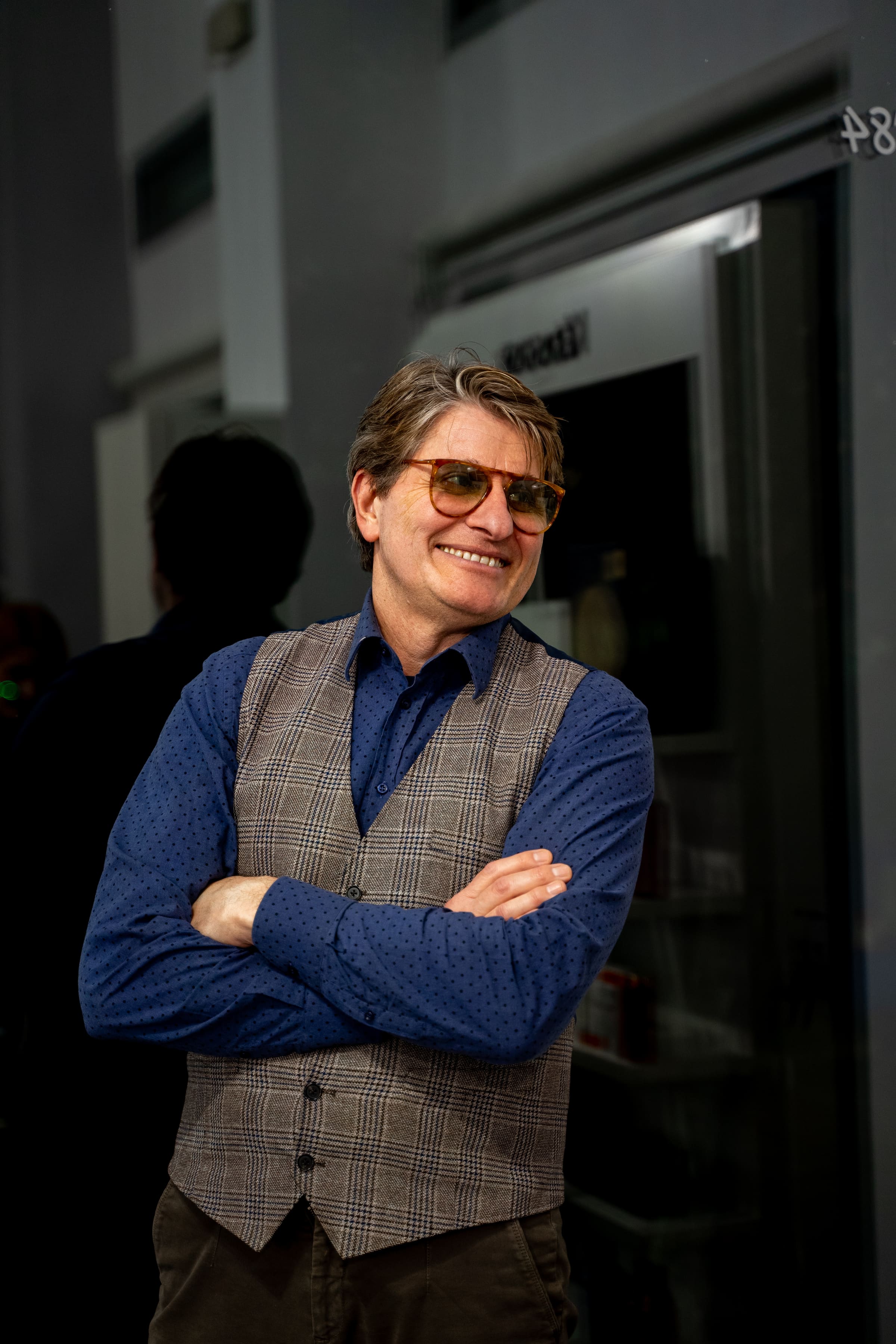 Ritratto di Marco Ballone davanti all'ingresso del salone